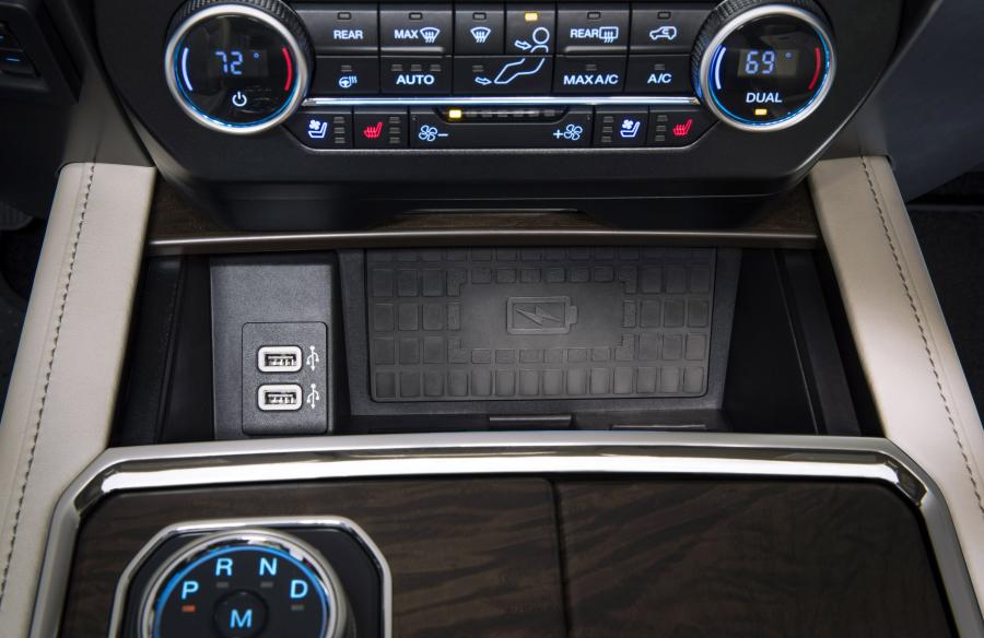 Детали интерьера Ford Expedition Platinum 2017 года  (фото 12 из 15)